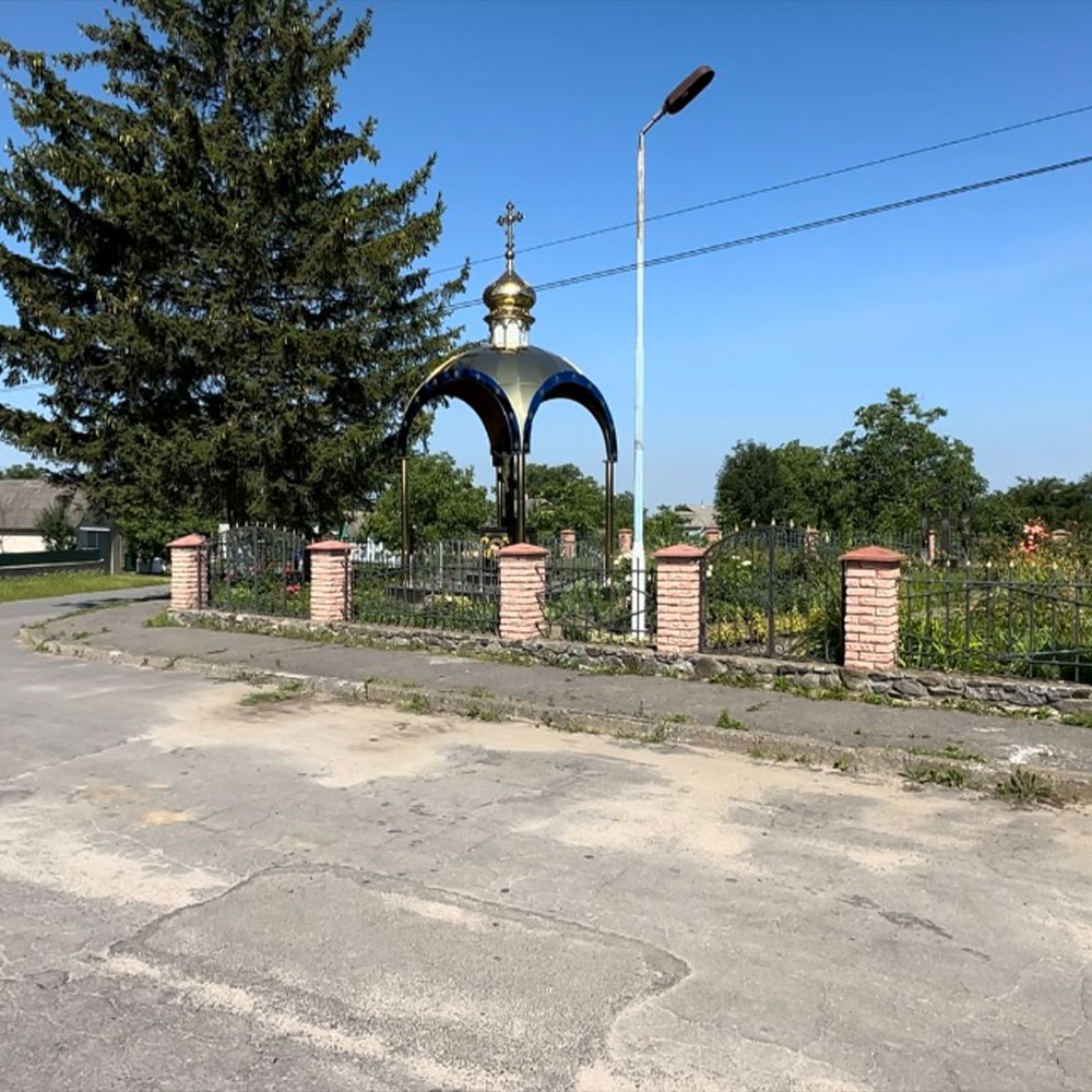 Пам'ятник воїнам та Капличка на в'їзді в с. Плебанівка