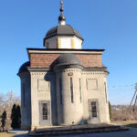 Стація 2 Хресної Дороги в Шаргороді — Ісус бере на себе Хрест. Каплиця як символ прийняття страждання та початку духовного шляху паломника.
