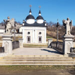 Стація 4 Хресної Дороги в Шаргороді — Ісус зустрічає Свою Матір. Вишукана каплиця з двома ангелами на вході символізує материнську любов і глибокий біль співпереживання.