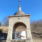 Стація 9 паломницької Хресної дороги Шаргорода — третє падіння Ісуса під Хрестом. Каплиця для духовної зупинки, символ терпіння та молитви.