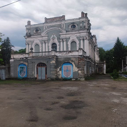 Фасад палацу Мерінга у Старій Прилуці з гербом селища — архітектурна пам’ятка в стилі необароко на Вінниччині